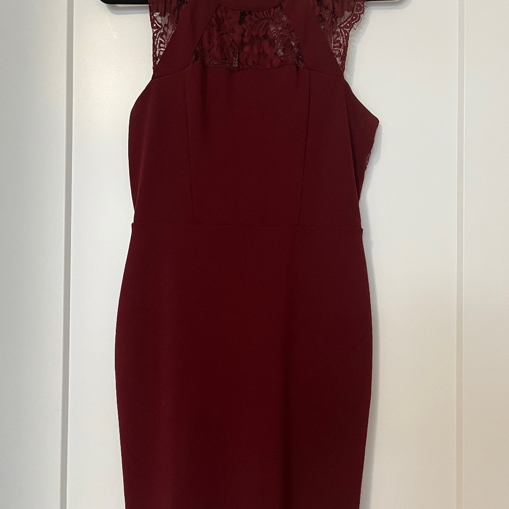 Burgundy sleeveless midi dress with lace accents